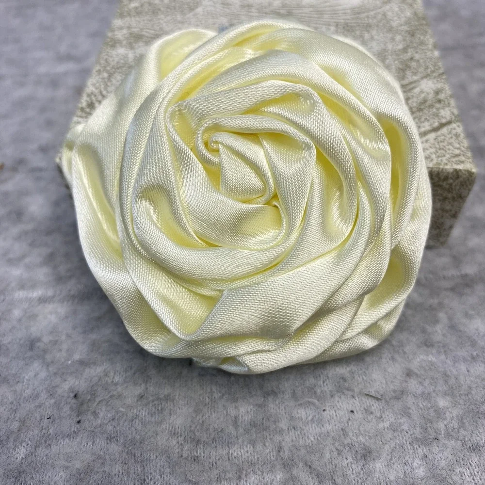 Vintage Ivory Satin Rosette Pin Lapel Hat Wedding‎